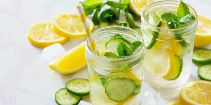 Kilo kaybı için salatalıklı limonlu su
