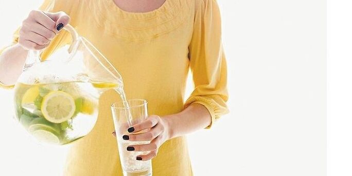 Limonlu su vücudu temizlemeye yardımcı olur