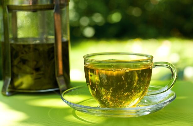 Yeşil çay, su diyeti seçeneklerinden birinin temelidir. 